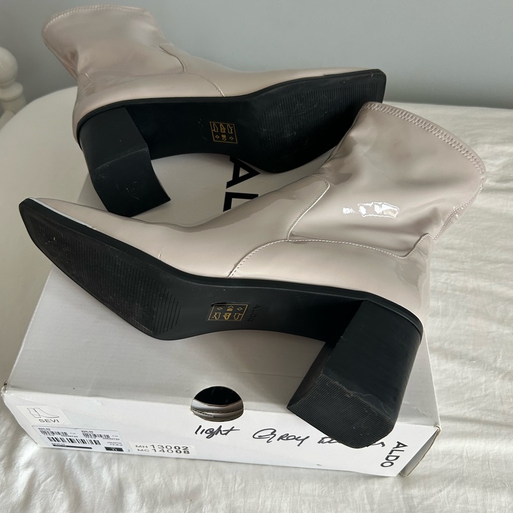 Elegant Cream Ankle Boots - Picture 7 of 9